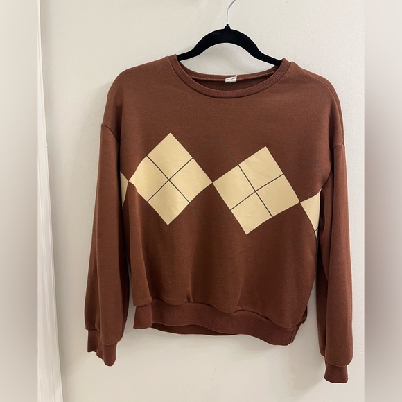Brown argyle sweater with beige sweatpants. - Picture 1 of 2
